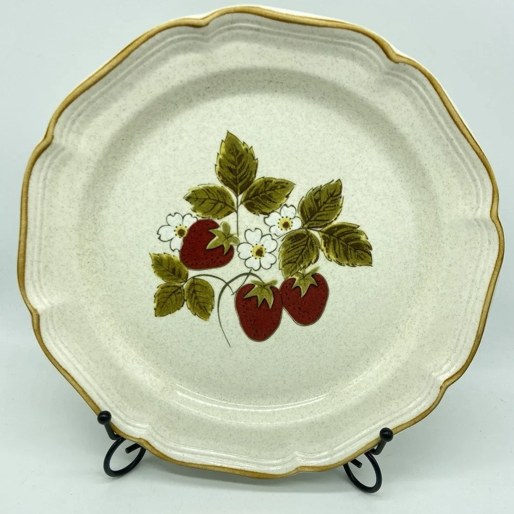 Mikasa Strawberry Festival Dinner Plate EB 801 10.75